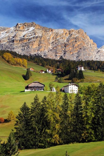 Les Viles in Alta Badia con il Conturines sullo sfondo